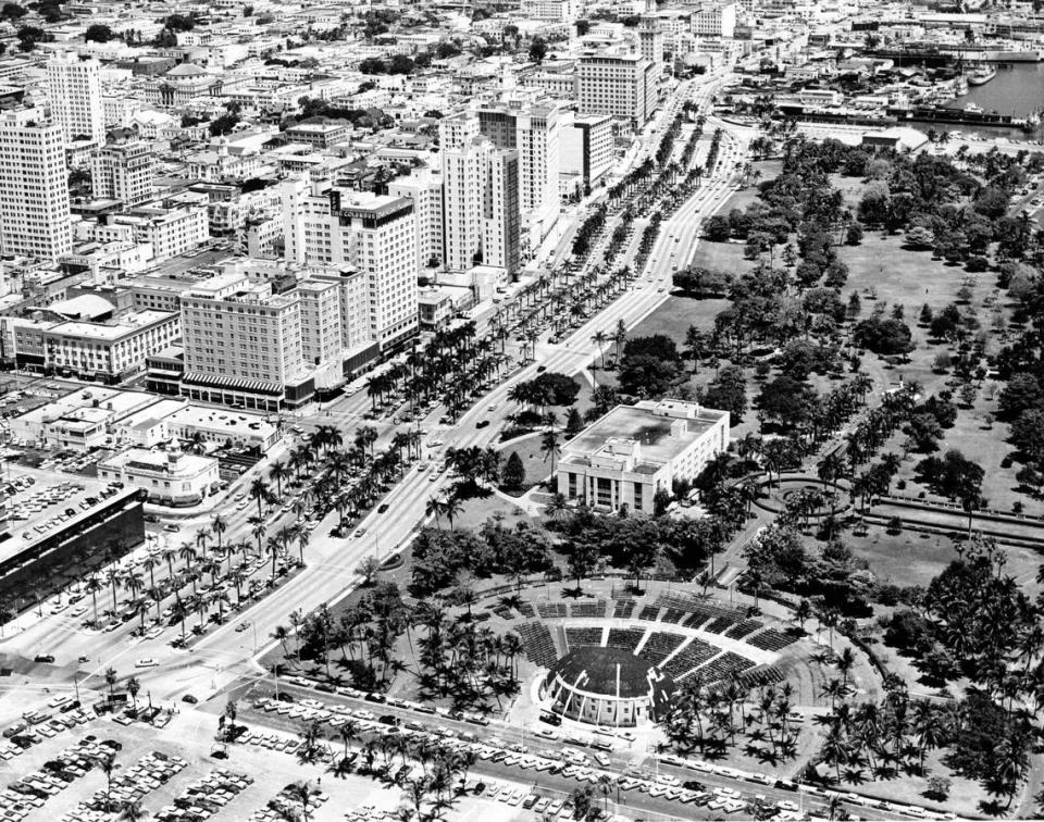 Esta fotografía aérea del 15 de junio de 1960 muestra el Bayfront Park del downtown de Miami, a la derecha, y el Biscayne Boulevard, en el centro, mirando hacia el norte. Frente al parque, en el centro a la izquierda, están los hoteles McAllister, Columbus, Miami Colonial y Everglades.