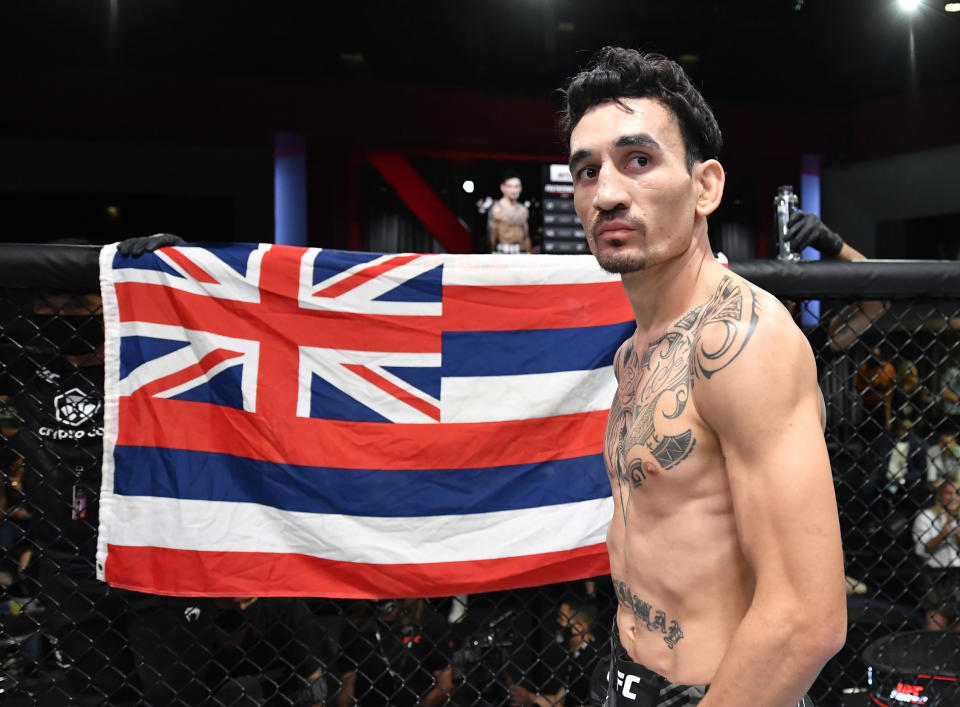 LAS VEGAS, NEVADA - 13 DE NOVIEMBRE: Max Holloway se prepara para pelear contra Yair Rodríguez de México en una pelea de peso pluma durante el evento UFC Fight Night en UFC APEX el 13 de noviembre de 2021 en Las Vegas, Nevada.  (Foto por Chris Unger/Zuffa LLC)