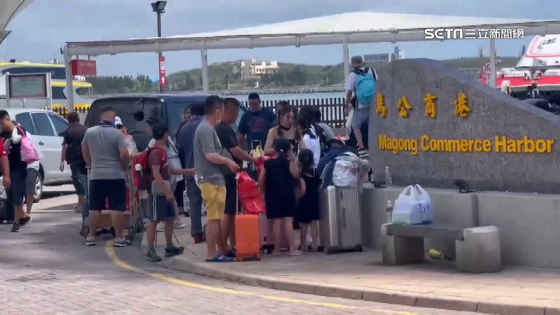颱風來襲，遊客帶著行李提早返回台灣結束行程。