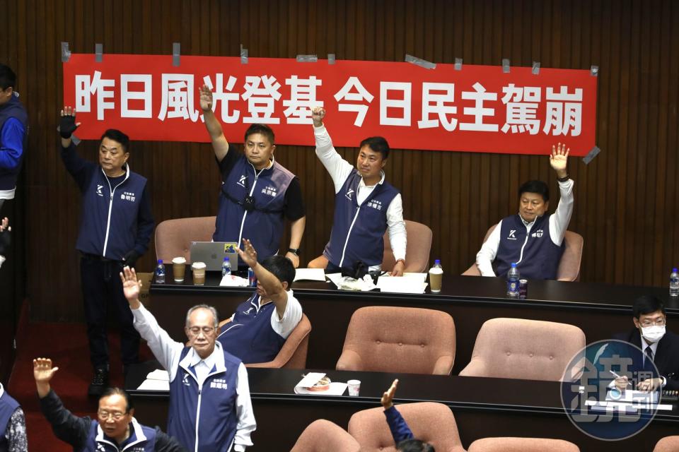 國民黨團力推「國會改革」相關法案，除內容遭綠營批違憲擴權，程序更被指黑箱作業。