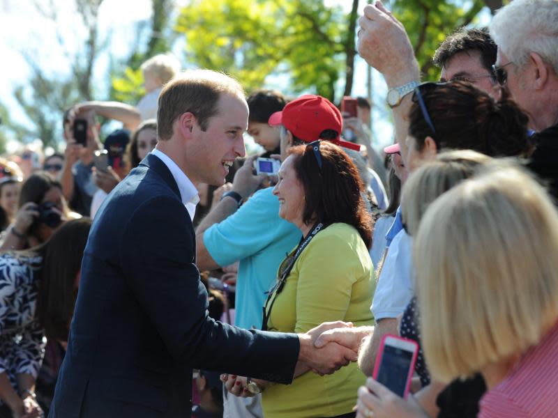 Prinz William schüttelt viele Hände. Foto: Dean Lewins