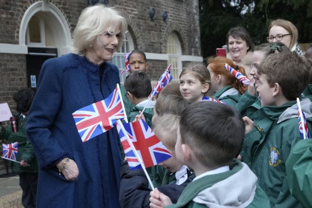 Besuch der Queen Consort in Brentford