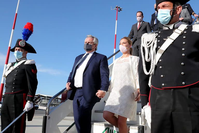 El presidente Alberto Fernández y la primera dama Fabiola Yañez durante una de las escalas en la gira europea