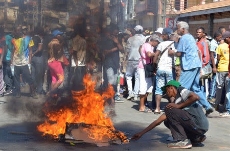 Madagascar opposition demonstrators protesting against new electoral laws erect a fire barricade in Antananarivo, Madagascar April 21, 2018. REUTERS/Clarel Faniry Rasoanaivo