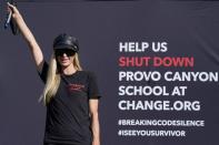 <p>Paris Hilton a manifesté vendredi afin de demander la fermeture de l’école privée où elle avait été placée alors qu’elle était encore adolescente.</p>