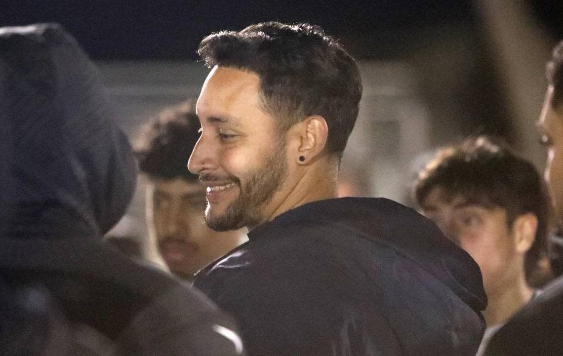 Sunnyside High head coach Fabián Rangel talks to his team after a 5-1 CMAC/NYL victory over host Roosevelt on Jan. 25, 2023. The Wildcats improved to 19-1-3 overall and 7-0 in league.