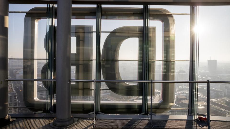 Die Rückseite des Deutsche Bahn-Logos auf dem Bahntower in Berlin.