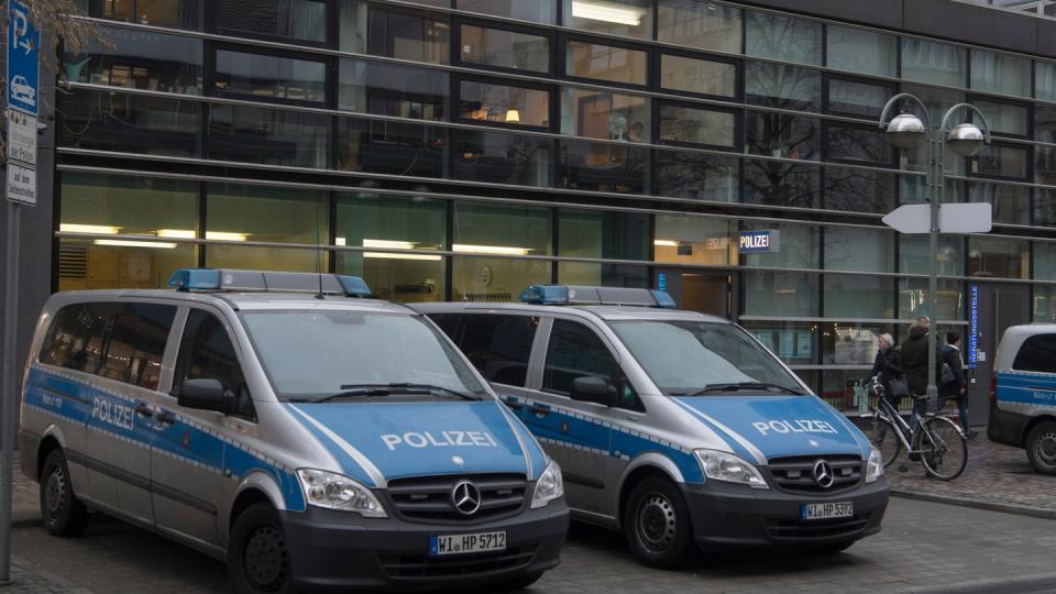 Streifenwagen vor dem 1. Polizeirevier auf der Frankfurter Einkaufsmeile Zeil. Foto: Boris Roessler