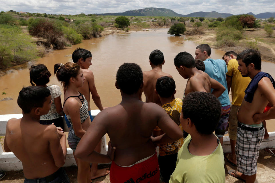 <p>People watch the arrival of water from the Pianco River in Pianco, Paraiba state, Brazil, Feb. 11, 2017. (Photo: Ueslei Marcelino/Reuters) </p>