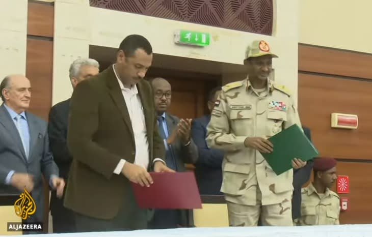蘇丹反對派代表和軍政府將領17日簽署權力共享協議（圖），雙方原定19日針對憲法文件進行協商，不過，抗爭領袖突然宣布談判延後。   圖：翻攝Youtube