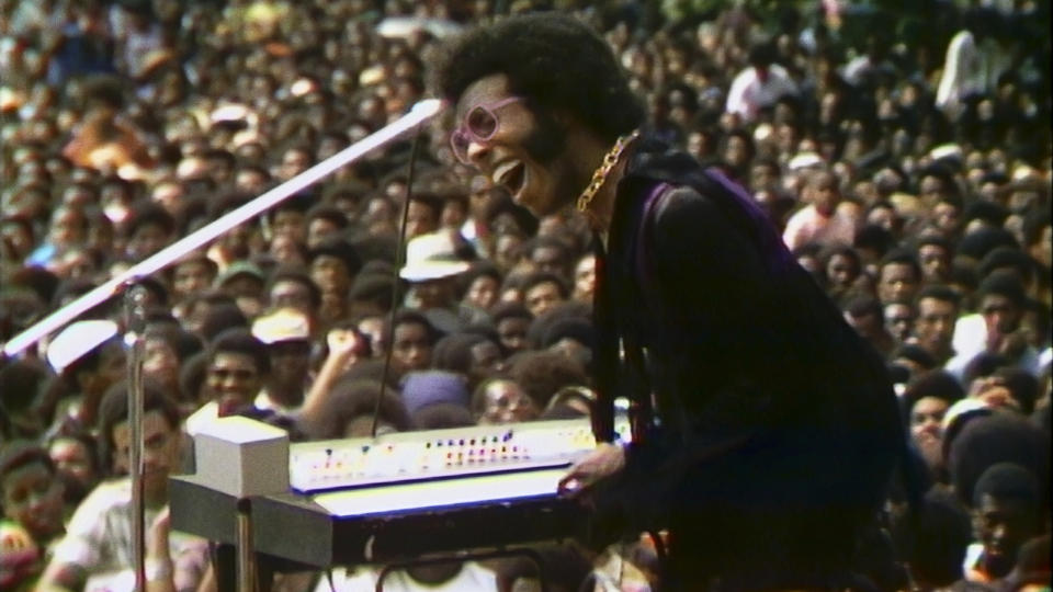 En esta imagen difundida por Searchlight Pictures, Sly Stone toca en el Festival Cultural de Harlem de 1969 en una escena del documental "Summer of Soul". (Searchlight Pictures vía AP)