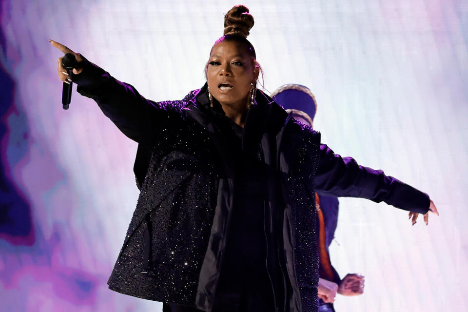 <p>The multi-talented <a href="https://people.com/tag/queen-latifah/" rel="nofollow noopener" target="_blank" data-ylk="slk:Queen Latifah;elm:context_link;itc:0;sec:content-canvas" class="link ">Queen Latifah</a> revisited 1993 with a show-stopping performance of "U.N.I.T.Y."</p>