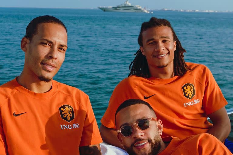 Van Dijk, Aké y Depay, en un momento de descanso en el golfo pérsico