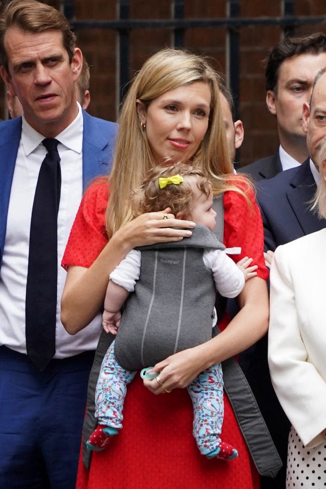 Frau Johnson wiegt Tochter Romy, während sie dem Rücktritt ihres Mannes als Vorsitzender der Konservativen Partei im Jahr 2022 zuhört