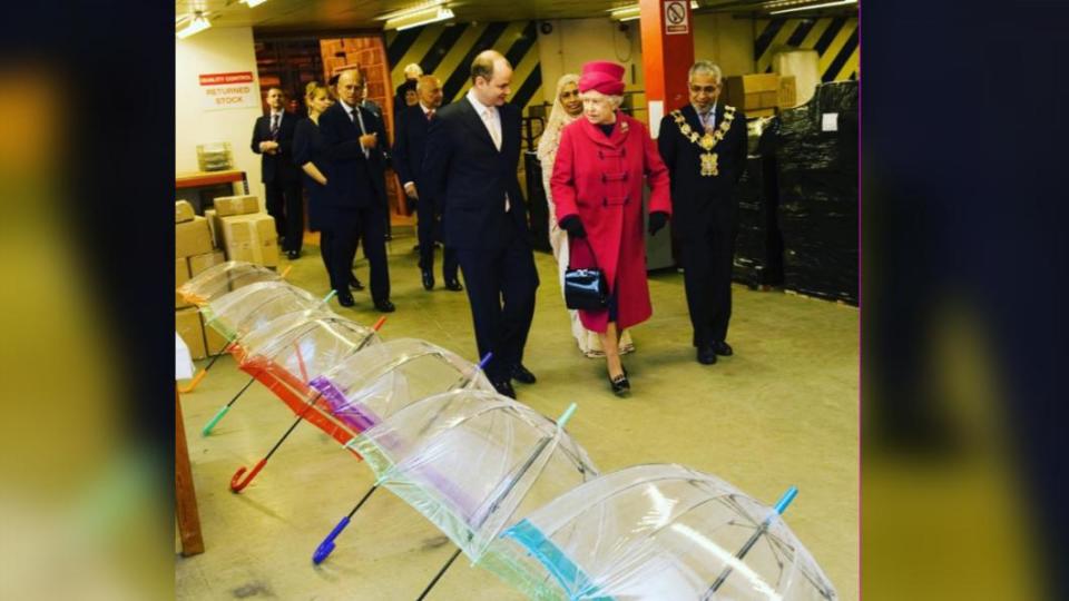 女王過去親赴製作雨傘的公司。（圖／翻攝自fultonumbrellas IG）