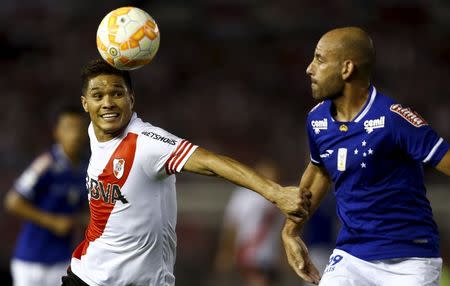 Colombian striker Teofilo Gutierrez (L) of Argentina's River Plate and Bruno Rodrigo of Brazil's Cruzeiro fight for the ball during their Copa Libertadores quarter-final first leg soccer match in Buenos Aires, Argentina, May 21, 2015. REUTERS/Marcos Brindicci