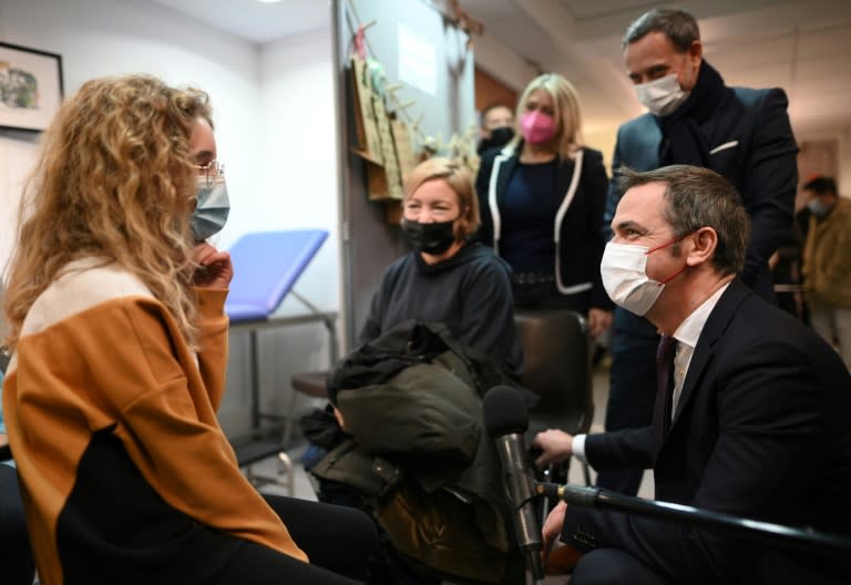 Le ministre de la Santé Olivier Véran, accompagné du secrétaire d'Etat chargé de l'Enfance Adrien Taquet, dans un centre de vaccination du 5e arrondissement de Paris, le 23 décembre 2021 (AFP/Eliot BLONDET)