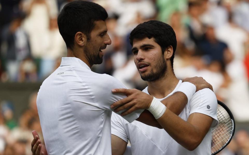 Carlos Alcaraz (derecha) abraza a Novak Djokovic tras ganar la final de Wimbledon