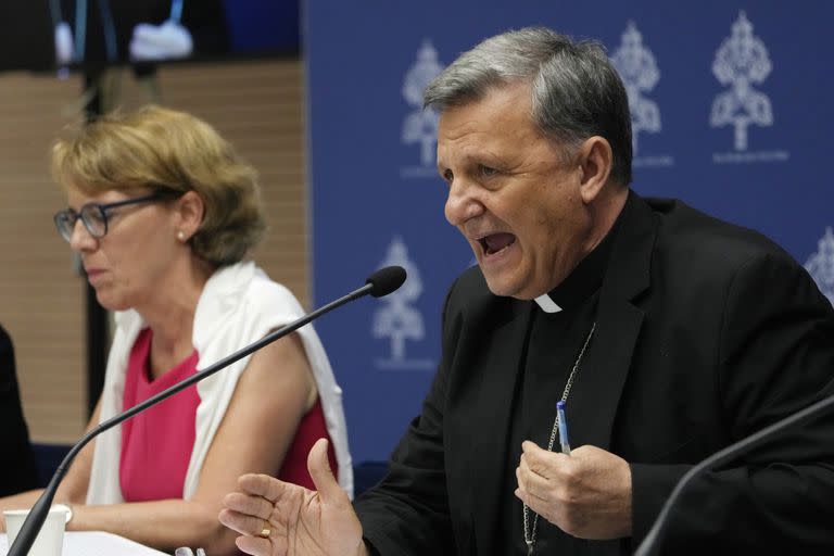 El cardenal maltés Mario Grech, secretario general de la secretaría del Sínodo, en la presentación en el Vaticano. (AP/Domenico Stinellis)