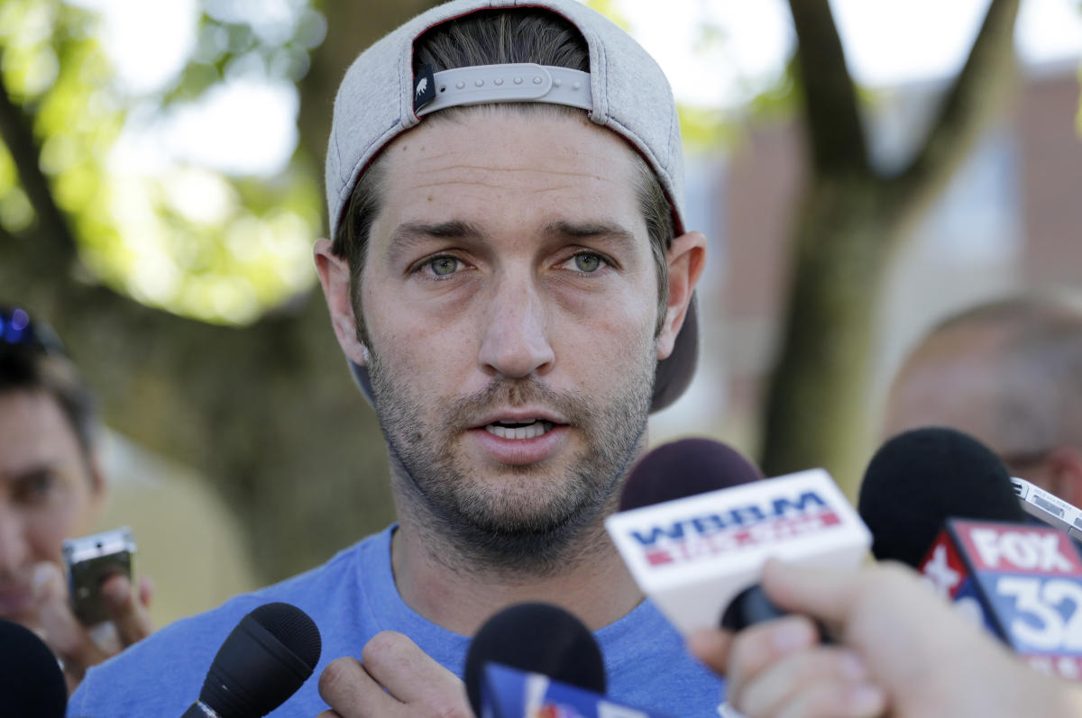 Unlike Their Nail-Biting Onstage Rivalry, Jay Cutler Extends a