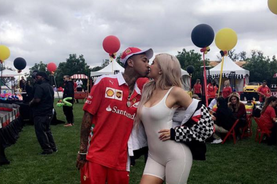 Tyga y Kylie se mostraron muy afectuosos. 