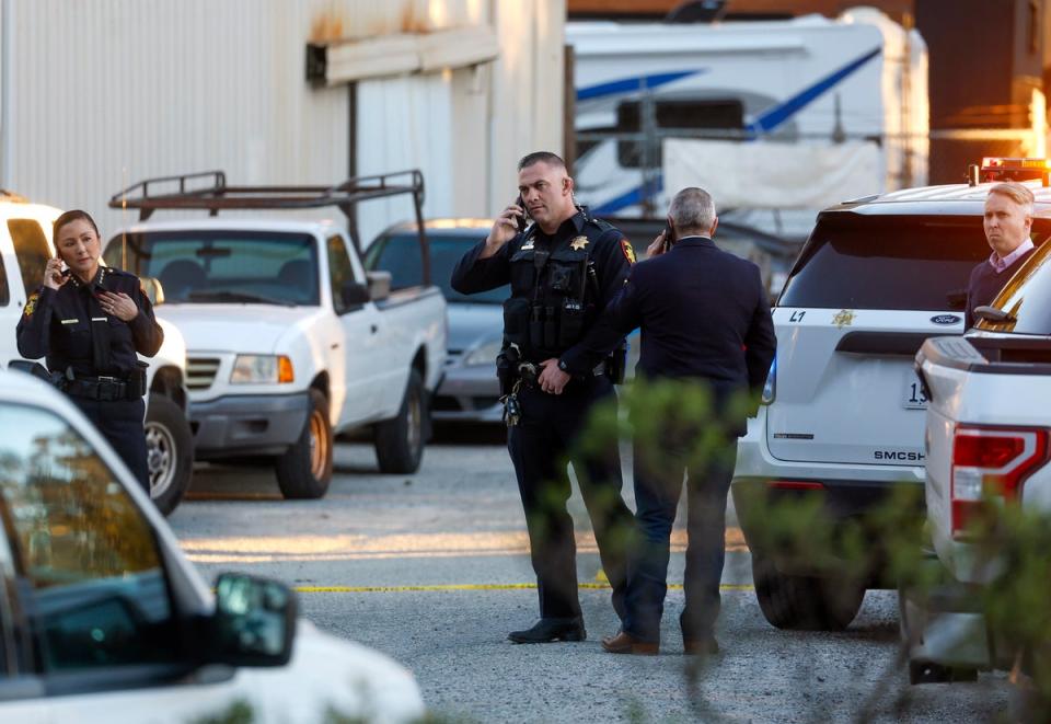 La policía, incluida la Oficina del Sheriff del condado de San Mateo, investiga un tiroteo en la autopista estatal 92 en Half Moon Bay, (AP)