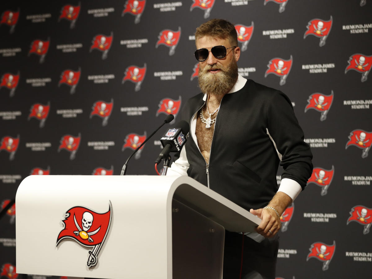 LOOK: Ryan Fitzpatrick brings back the DeSean Jackson fit for Bucs