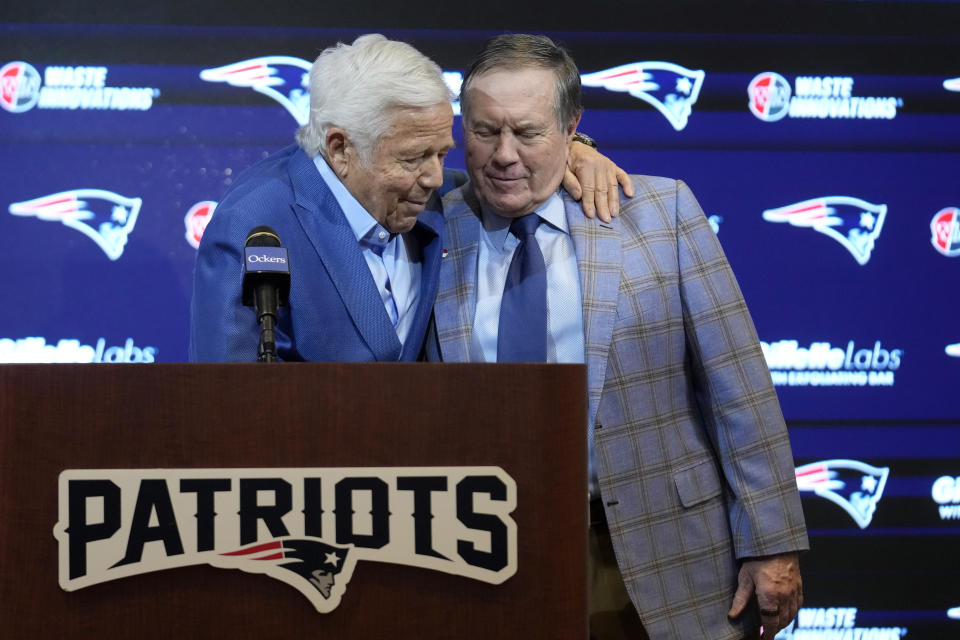 El dueño de los Patriots de Nueva Inglaterra Robert Kraft (izquierda) y el ex entrenador Bill Belichick se abrazan durante una rueda de prensa, el jueves 11 de enero de 2024, en Foxborough, Massachusetts, para anunciar la salida de Belichick. (AP Foto/Steven Senne)
