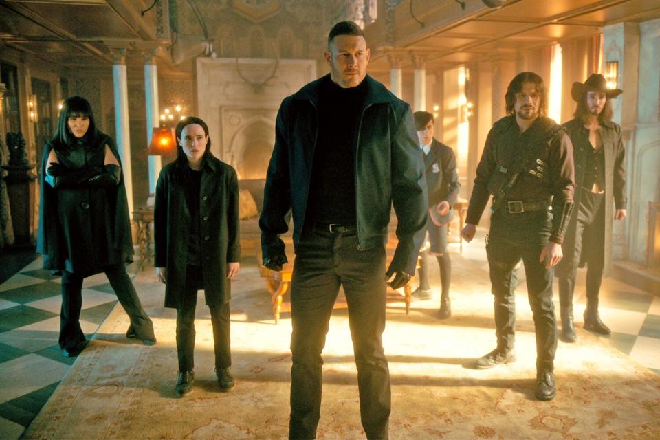 The Umbrella Academy. (L to R) Emmy Raver-Lampman as Allison Hargreeves, Elliot Page, Tom Hopper as Luther Hargreeves, Aidan Gallagher as Number Five, David Castañeda as Diego Hargreeves, Robert Sheehan as Klaus Hargreeves in episode 301 of The Umbrella Academy. Cr. Courtesy of Netflix © 2022