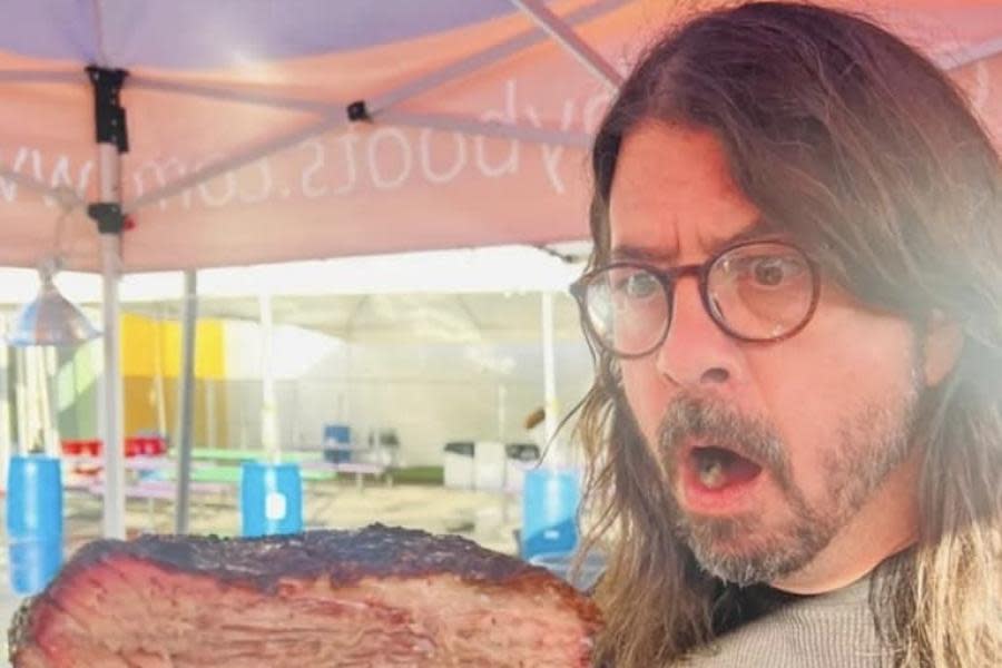 Líder de los “Foo Fighters” cocina BBQ para personas en situación de calle en Los Ángeles 