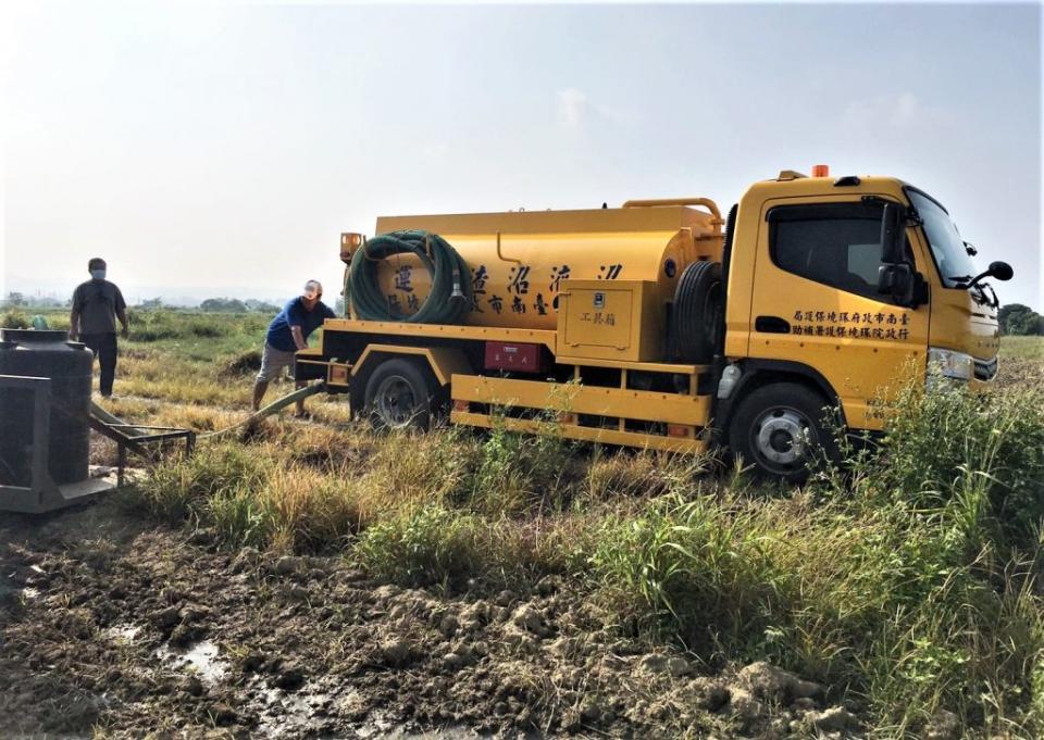 環保局一一０年購置兩輛沼液沼渣集運車。<br>（環保局提供）