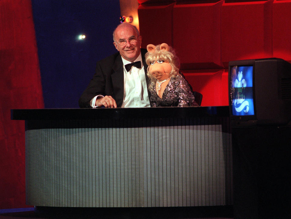 PA NEWS PHOTO 28/10/98 TV PRESENTER CLIVE JAMES AND MUPPET MISS PIGGY ON STAGE AT THE PRINCE'S TRUST COMEDY GALA AT THE LYCEUM THEATRE IN LONDON. THE EVENT WAS TO MARK THE PRINCE OF WALES'S 50TH BIRTHDAY (14/11/98).