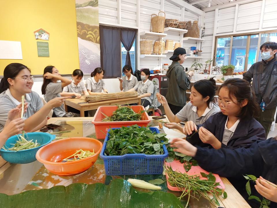 認識野菜種類，也是待會上桌的佳餚。（圖：慈濟大學提供）