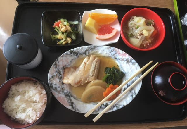 <p>Sur cette photo, on voit du niku jaga (plat de viande et de pommes de terre), du poisson, des légumes, des concombres, de la salade de maïs, du riz, de la soupe miso et du thé vert. Ça donne envie !<br>Crédit photo : imgur </p>