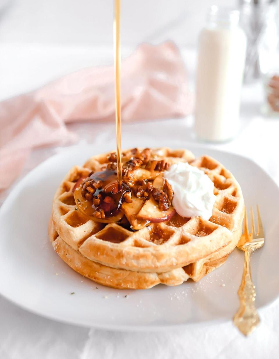 <p>Des gaufres moelleuses à souhait, garnies de pommes caramélisées.</p><p>Découvrir <a href="https://jillianharris.com/spiced-apple-cinnamon-waffles/" rel="nofollow noopener" target="_blank" data-ylk="slk:la recette;elm:context_link;itc:0;sec:content-canvas" class="link ">la recette</a></p><br>