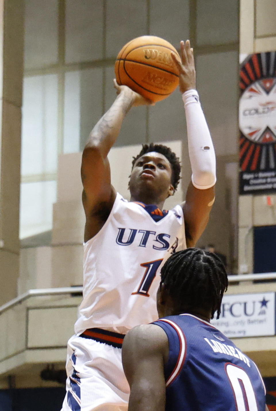 UTSA guard Jordan Ivy-Curry (1) looks to shoot over Florida Atlantic forward Brenen Lorient (0) during an NCAA college basketball game Sunday, Jan. 21, 2024, in San Antonio. (Ron Cortes/The San Antonio Express-News via AP)