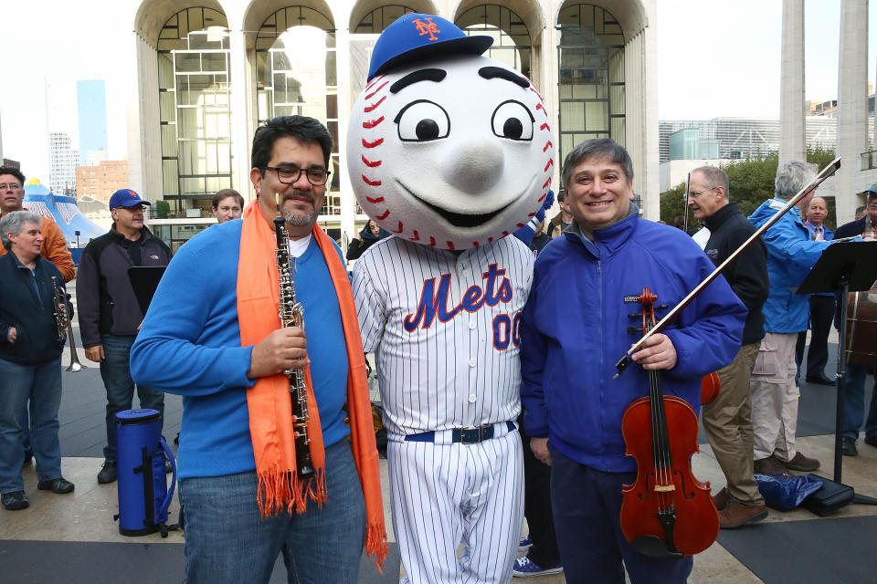 Pedro Diaz (izq.), Mr. Met y Vincent Lionti (der.) (Getty Images)