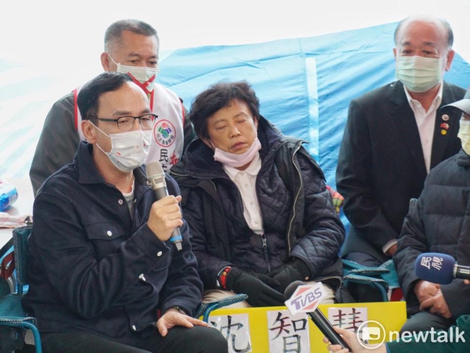 國民黨前主席朱立倫前往立法院大門口探望絕食中的國民黨前立委沈智慧。   圖：張良一/攝