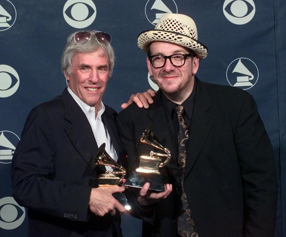 ARCHIVO - Burt Bacharach, izquierda, y Elvis Costello con sus premios a mejor colaboración pop vocal por "I Still Have That Other Girl" en la 41a entrega anual del Grammy en Los Angeles el 24 de febrero de 1999. Bacharach murió el 8 de febrero de 2023 en su casa en Los Angeles, dijo su publicista. Tenía 94 años. (Foto AP/Kevork Djansezian, archivo)