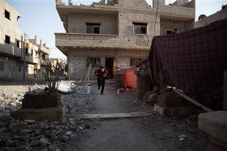 A Free Syrian Army fighter runs for cover in Deir al-Zor, August 31, 2013. REUTERS/Khalil Ashawi