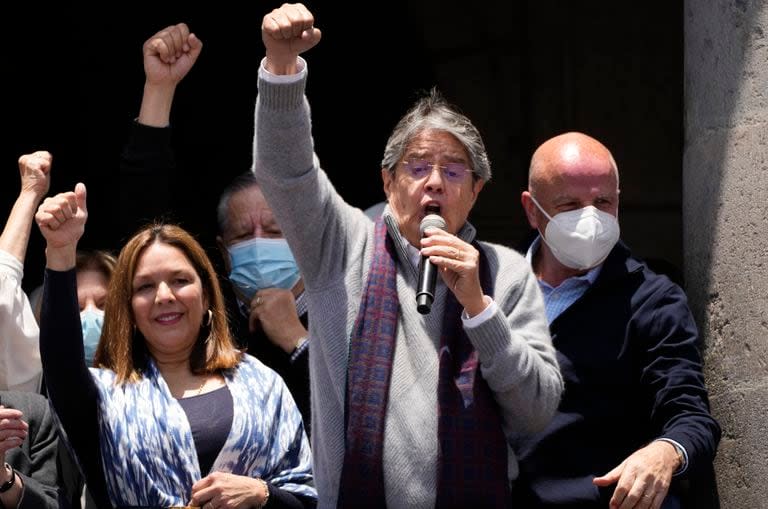 El presidente de Ecuador, Guillermo Lasso, habla con simpatizantes en la plaza Independencia frente al palacio de gobierno en Quito, Ecuador, el miércoles 20 de octubre de 2021. A la izquierda está su esposa María de Lourdes Alcivar y a la derecha su vicepresidente Alfredo Borrero. (AP Foto/Dolores Ochoa)