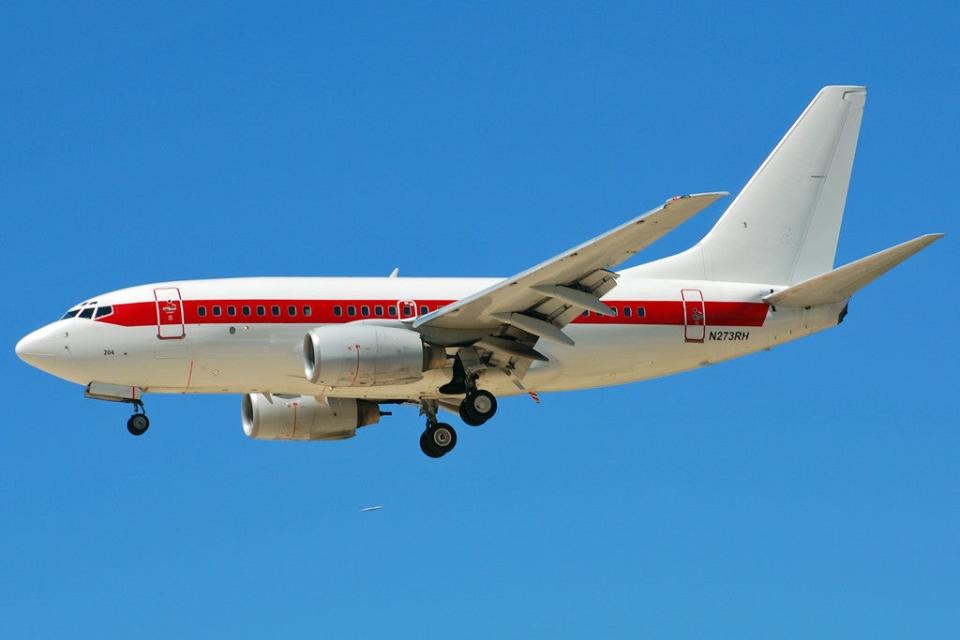 A Janet 737 wearing the trademark white-and-red paint scheme. <em>Eddie Maloney via Wikimedia</em>