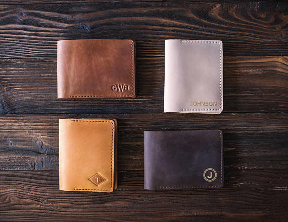 Order this <strong><a href="https://www.etsy.com/listing/511065750/groomsmen-gift-leather-wallet-mens?ref=finds_l" target="_blank" rel="noopener noreferrer">monogrammed leather wallet&nbsp;</a><a href="https://www.etsy.com/listing/511065750/groomsmen-gift-leather-wallet-mens?ref=finds_l" target="_blank" rel="noopener noreferrer">here</a>.</strong>