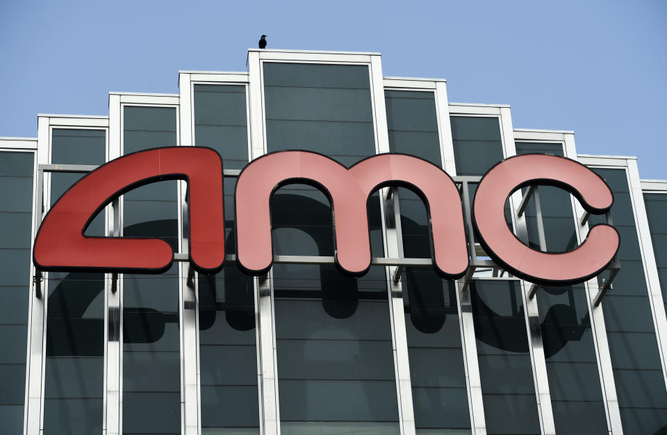 La señal de AMC en el complejo de 16 salas de cine AMC en Burbank, California, el 29 de abril del 2020. (AP Foto/Chris Pizzello, Archivo)