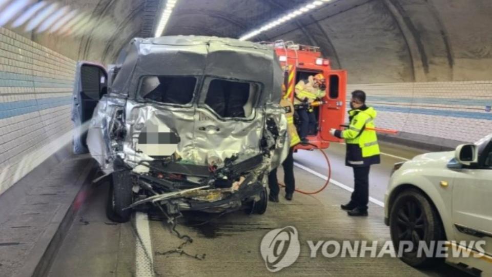 廂型車尾嚴重凹陷。（圖／翻攝自韓聯社）