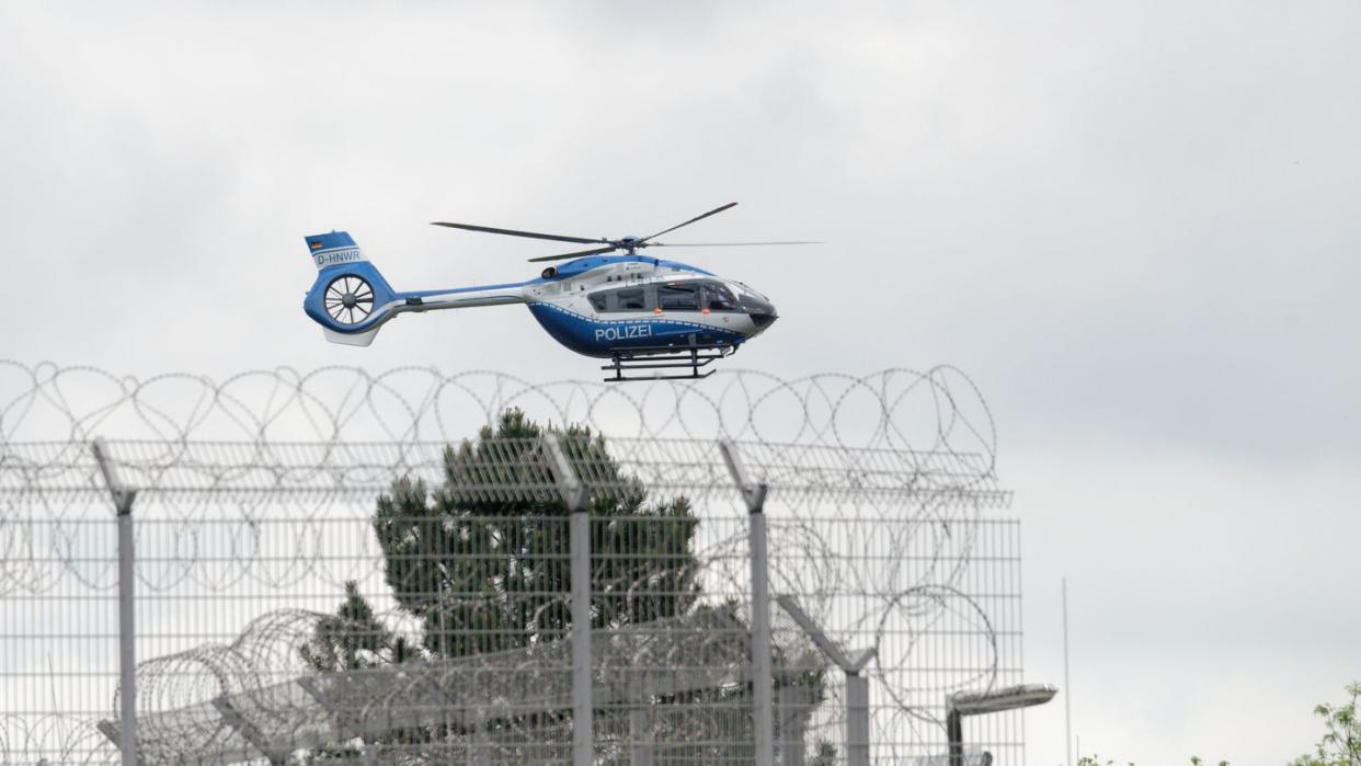 Ein Hubschrauber der Polizei startet vom Gelände der JVA Ossendorf in Köln. Thomas Drach ist von den Niederlanden an Deutschland ausgeliefert worden.