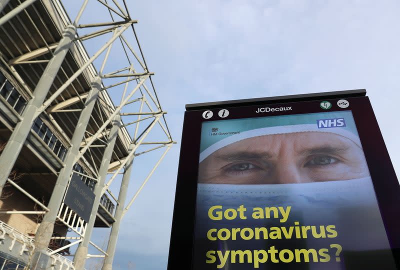 Imagen de archivo de un letrero publicitario afuera del estadio St. James' Park en medio de la pandemia de coronavirus, en Newcastle upon Tyne