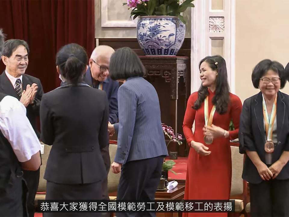 51勞動節前夕，總統蔡英文接見全國模範勞工及模範移工代表和家屬，感謝他們為台灣進步付出的貢獻。（圖：總統府提供）