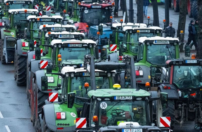 Numerous tractors parked at Strasse des 17. Juni between Tiergarten S-Bahn station and Ernst-Reuter-Platz. According to the police, around 10000 participants and 5000 vehicles are expected to take part in a large demonstration by farmers' associations and the BGL haulage association against planned subsidy cuts by the federal government, including for agricultural diesel. Monika Skolimowska/dpa