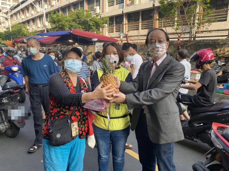 名嘴王瑞德（右）陪同新北市板橋區擬參選人黃淑君（中）到市場拜票。（何博文服務處提供）